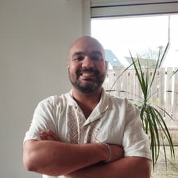 Alione Finore, fondateur de Topora